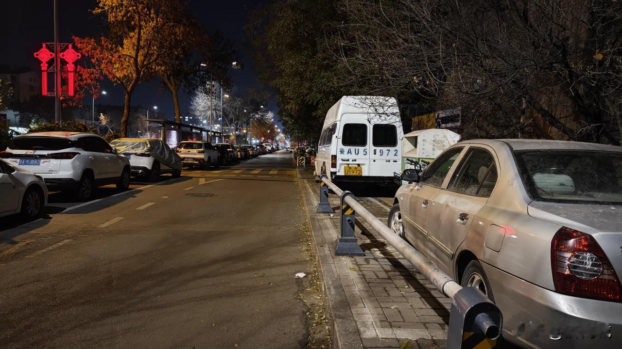 🚗坐标：泺口
近日有网友发来❓疑问，这个城市到底是谁的城市，晚上回家车都没地方