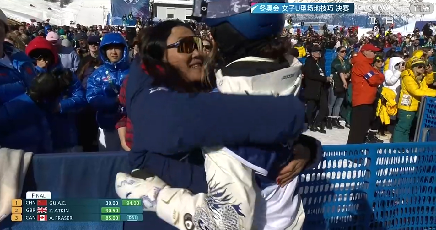 #谷爱凌暂列第一名# 米兰冬奥会自由式滑雪女子U型场地技巧决赛正在进行，中国队谷