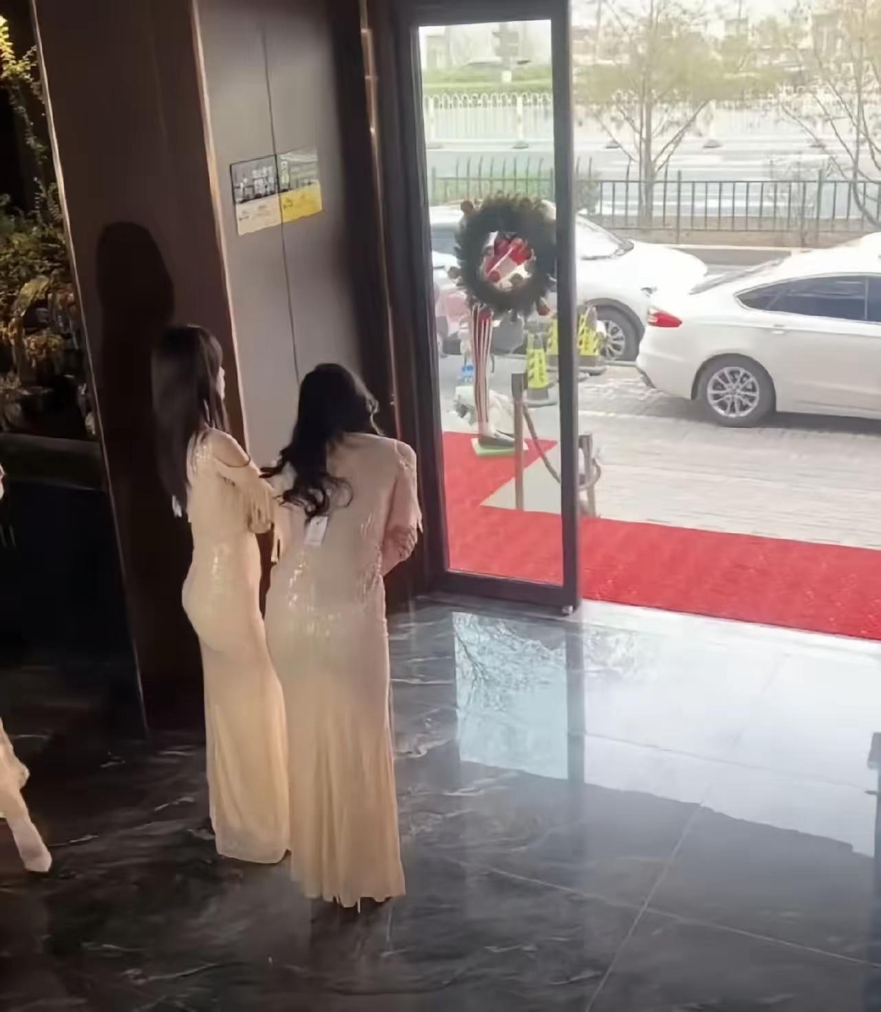 “事实证明，现在的生意真的不好做了！”足疗店女技师站门口鞠躬揽客，网友：去一次，