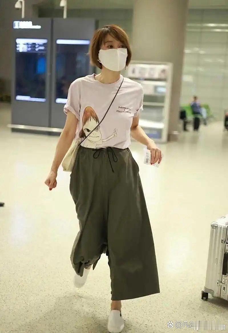 马伊琍机场私服好低调，T恤搭阔腿裤，简约随性～ ​​​