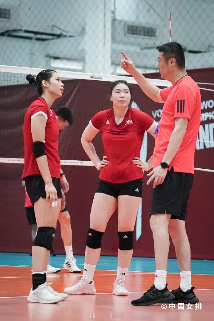 赵勇指导与庄宇珊的交流 朱袁张1块2毛9[超话] 2025年女排世锦赛 中国女排