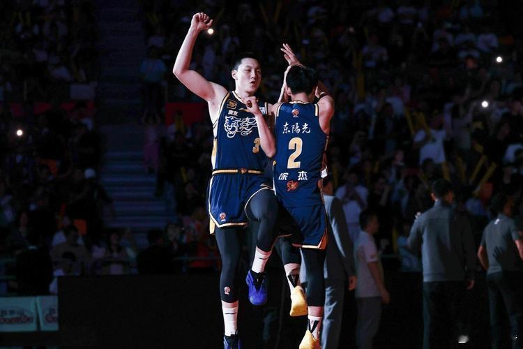 从场上作用和数据曲线来看，徐杰从上个赛季开始便进入巅峰期。CBA联赛历史上徐杰是