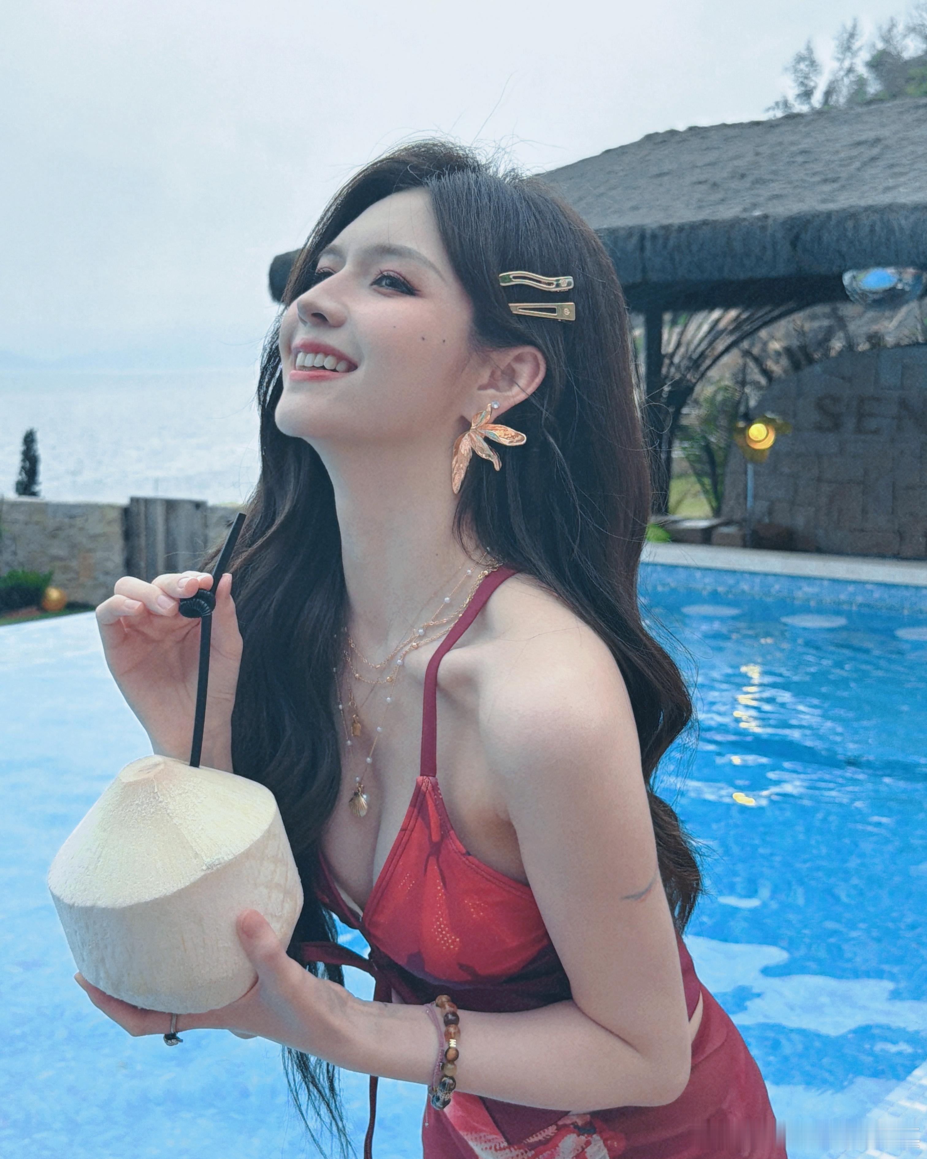 叶舒淇海边泳装身材火辣 