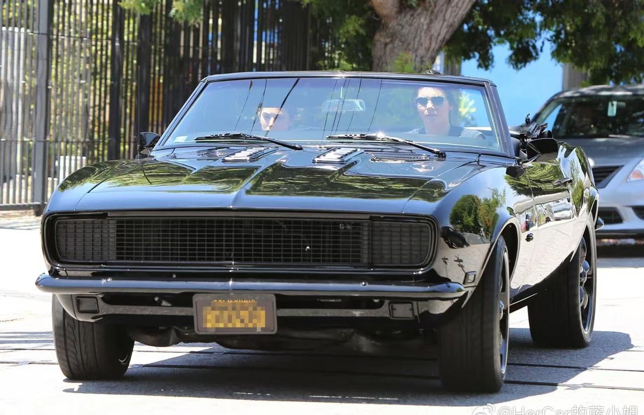 考古肯豆的老爷车[鼓掌][鼓掌]一辆黑色的雪佛兰Camaro GTO，肯豆开着它