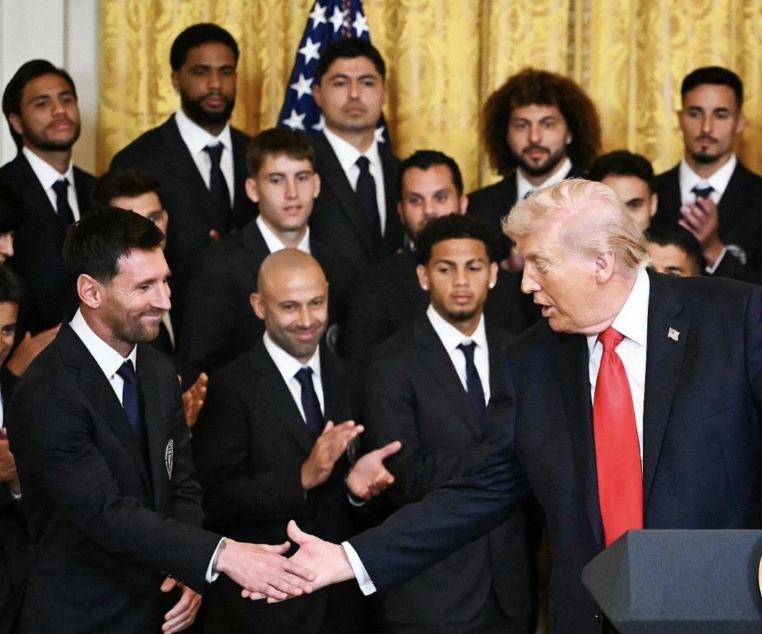 你不得不承认，人怕出名猪怕壮啊！
梅西跟随美职联冠军迈阿密国际访问了白宫，受到了