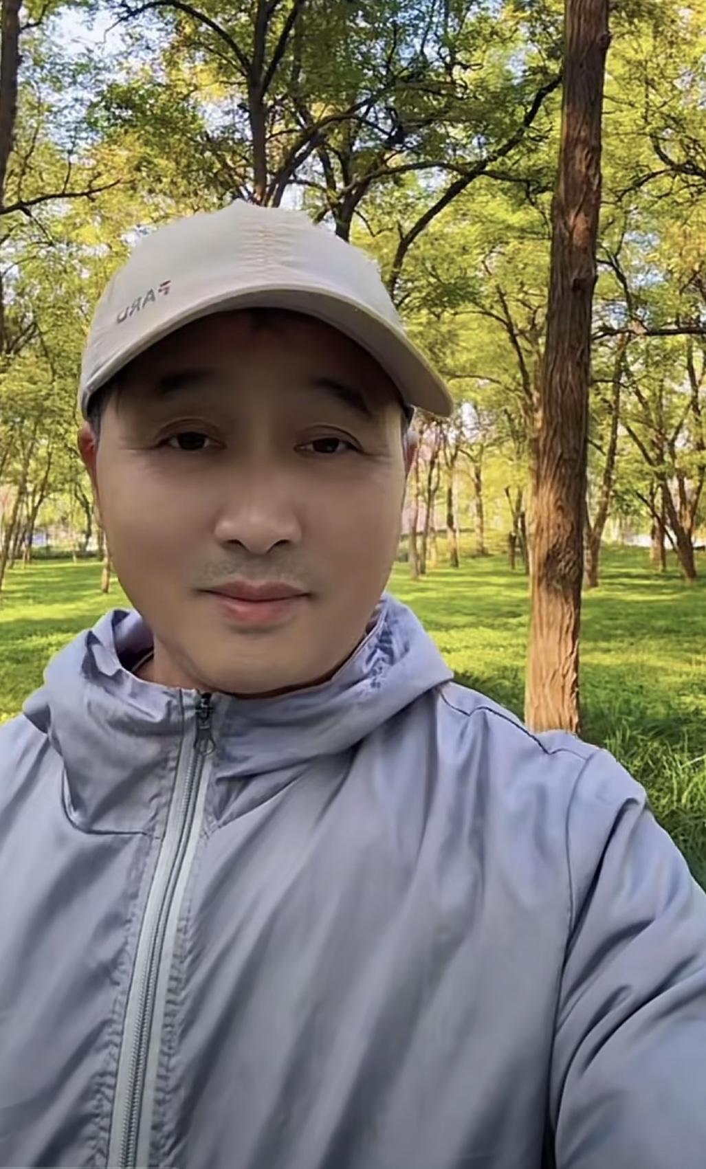 生辰试笔

文/青云
旧绪盈怀墨满池，今梳韵律赋新诗；
非因俗务闲情减，但恐浮生