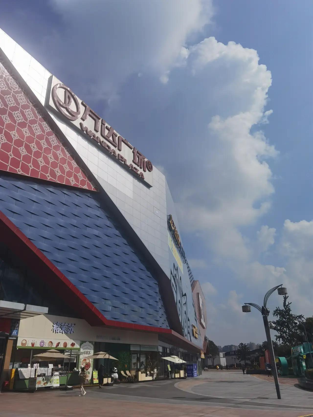 成都公园大家晒太阳

昨天成都，晴空万里，艳阳高照。市民们兴高采烈走出了家门，成