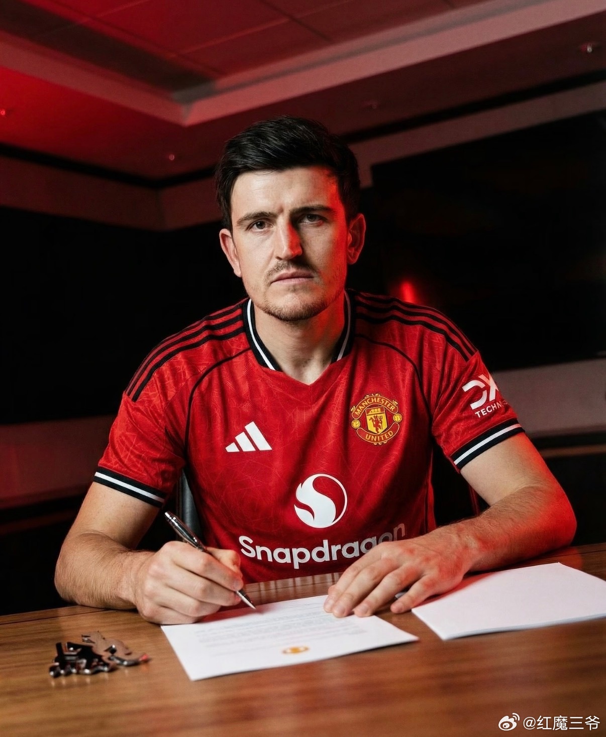 曼联  据罗马诺最新消息，马奎尔已与曼联成功续约一年，新合同期限将至2027年6