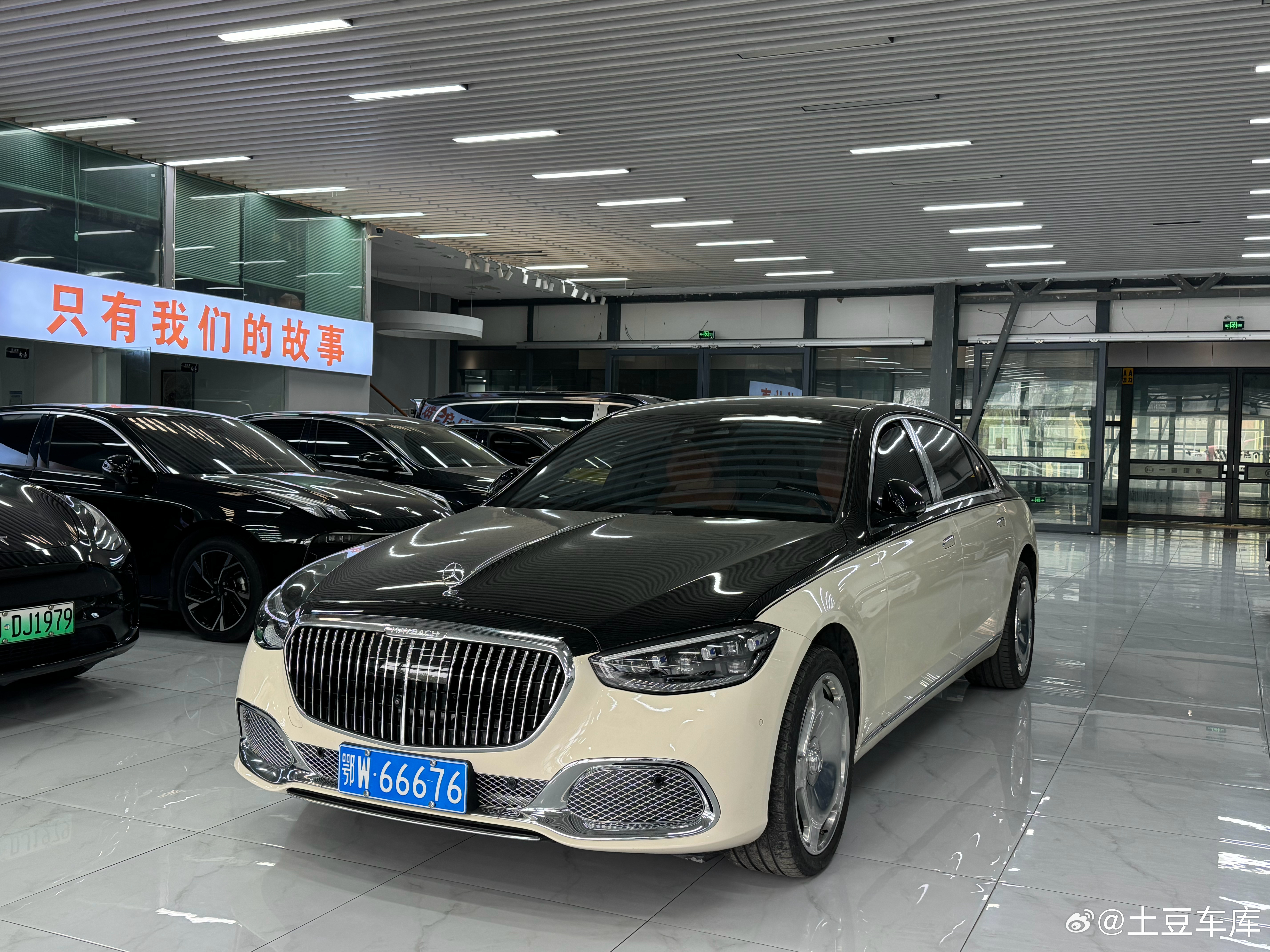 最新到店奔驰迈巴赫S4802022年 1.3万公里黑白双拼外观配橙内选配星空顶 