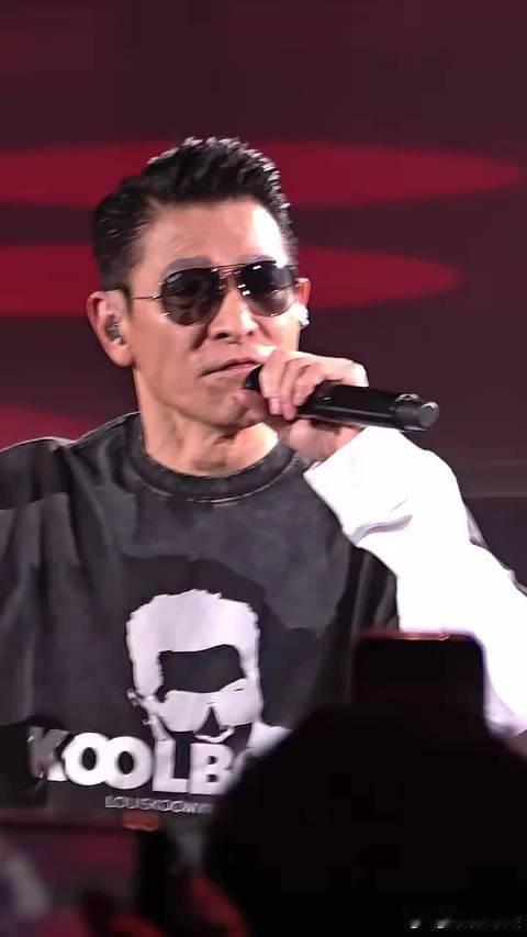 刘德华凭实力硬帅不得不佩服刘德华，65岁依旧保持绝佳状态，不刻意摆拍凹人设，不管