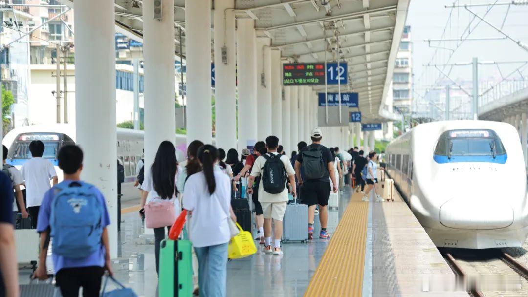 【创历史新高！2024年#福建铁路暑运发送旅客2923万人次#】8月31日，为期