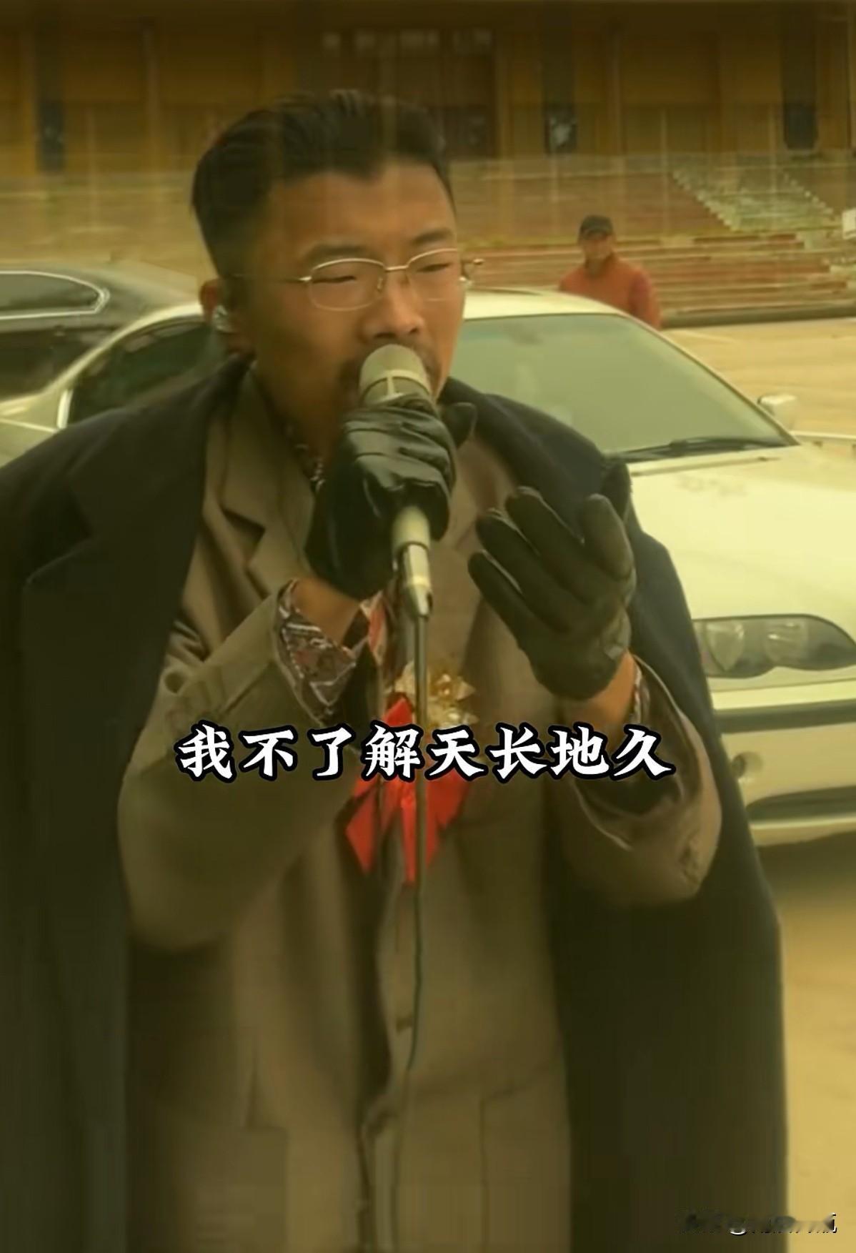 从未如此讨厌一个网红。
除了翻唱的那首成名曲，唱其他歌跑调；舞蹈动作不协调，却偏