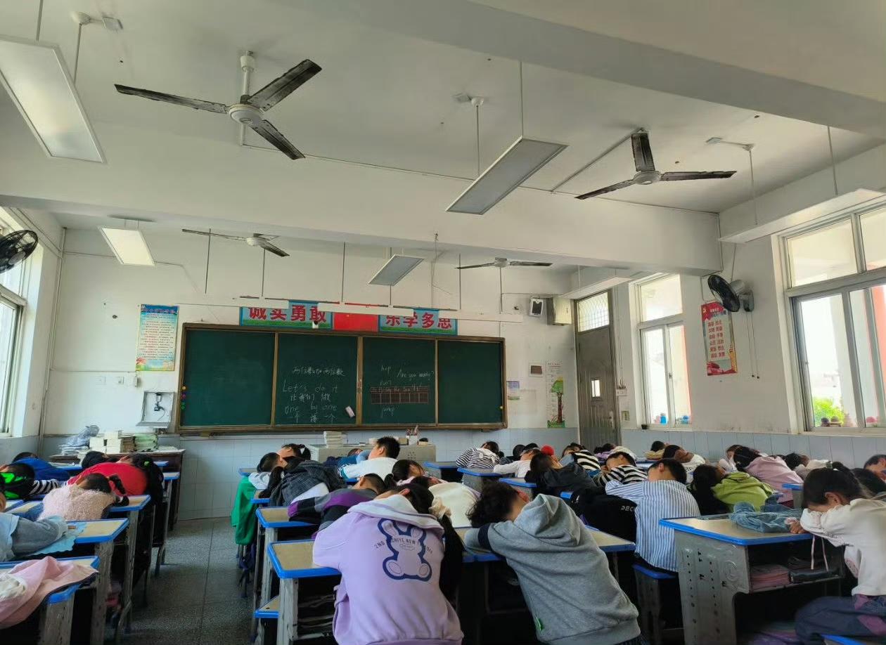 近日珠海市慈善总会发了个倡议，号召城里的孩子们，把过年收到的压岁钱捐出来，给偏远