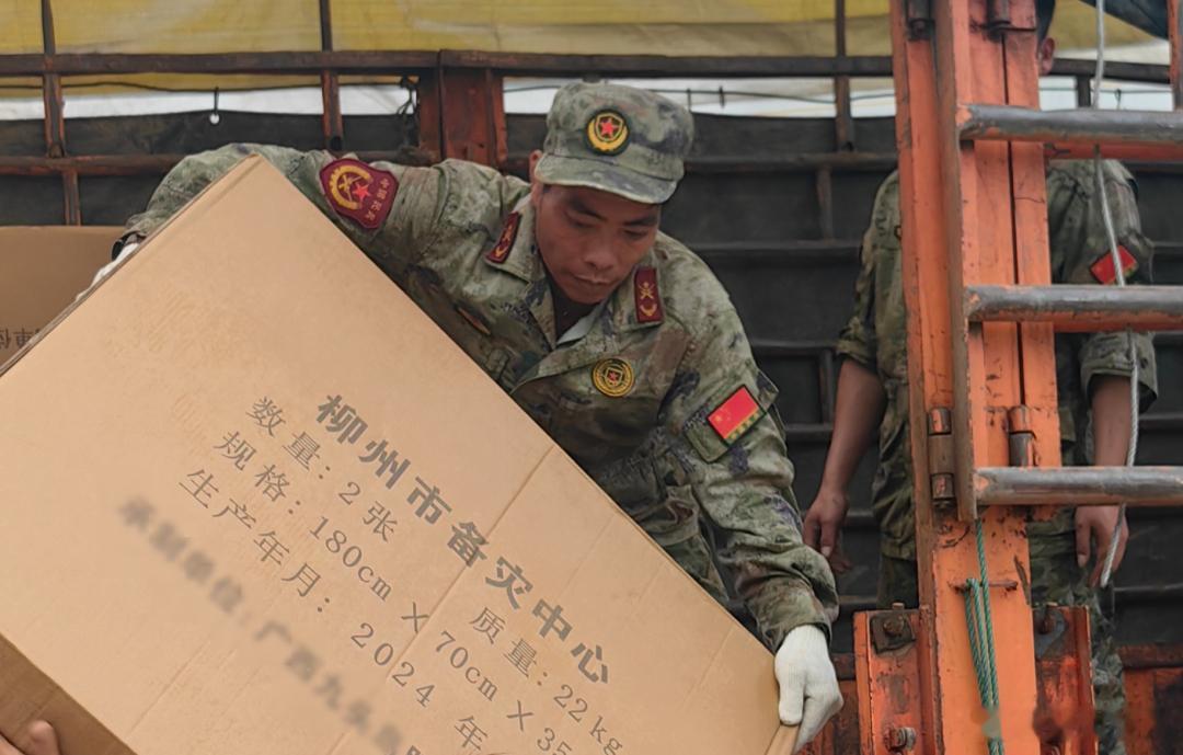 5月18日3时40分接到救援警情后武警广西总队柳州支队紧急抽调16名官兵奔赴受灾