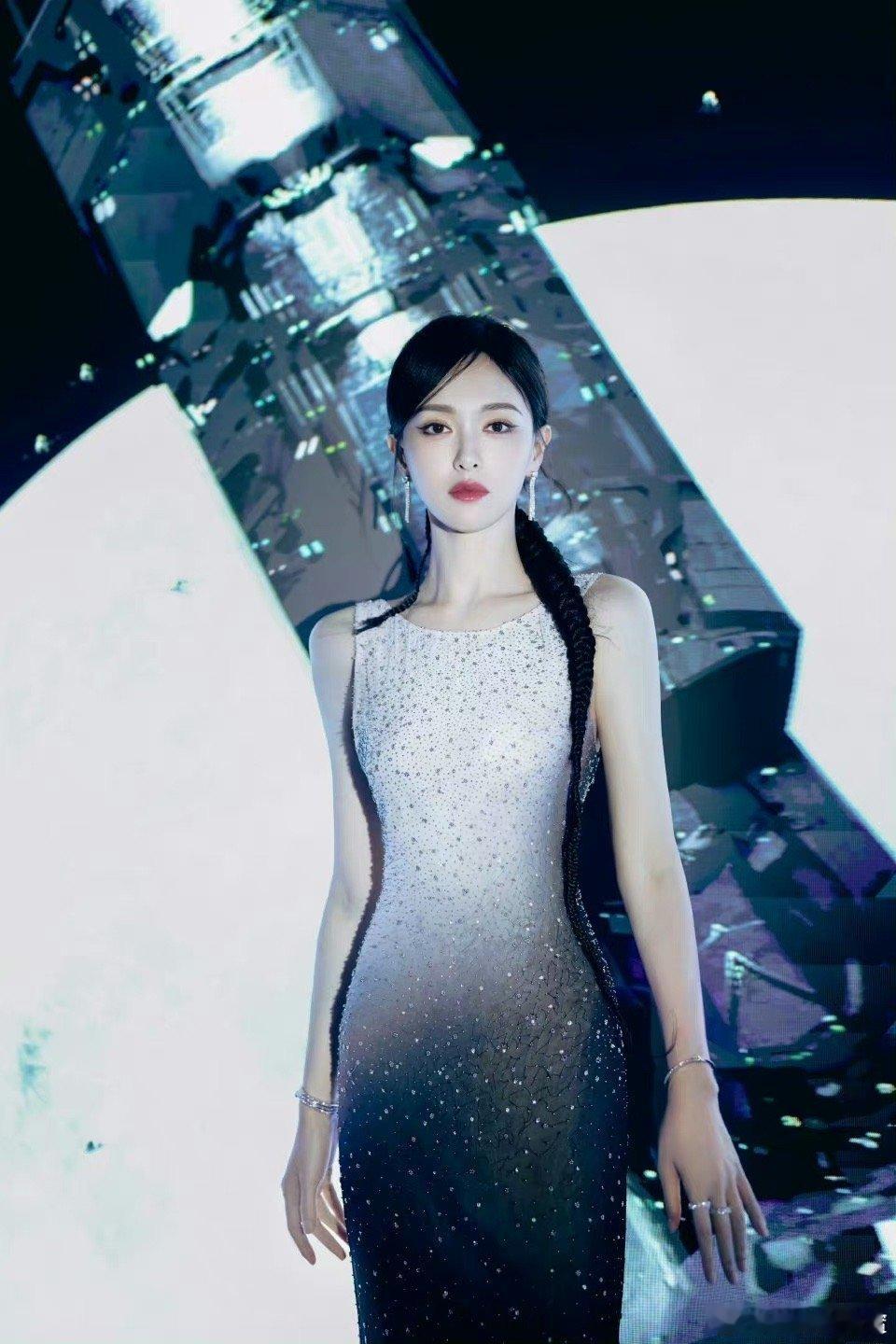 #白玉兰提名红毯生图# 唐嫣和刘诗诗撞发型 ​​​