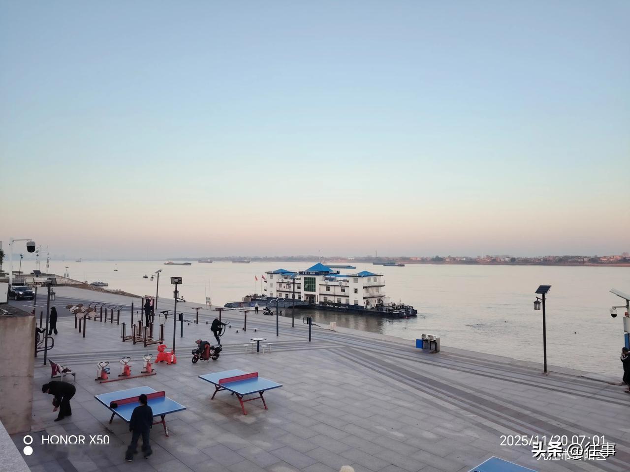 看看你家的江边景色美不美九江长江岸边晨练赏长江