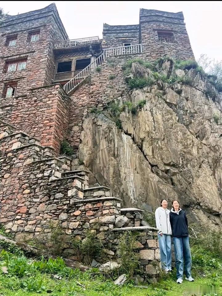 朱婷姚迪有人近日在阿坝旅游，结果偶遇朱婷和姚迪。这运气……看着像是毛日古堡 ​​