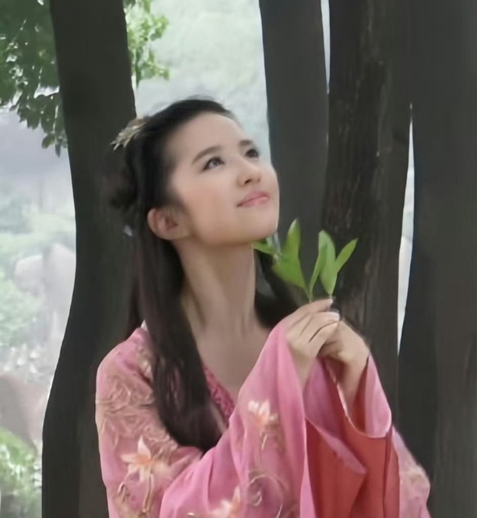 新的一周了，这一周期待W杂志，宝格丽高珠广，快点来吧！降下一点甘霖吧 