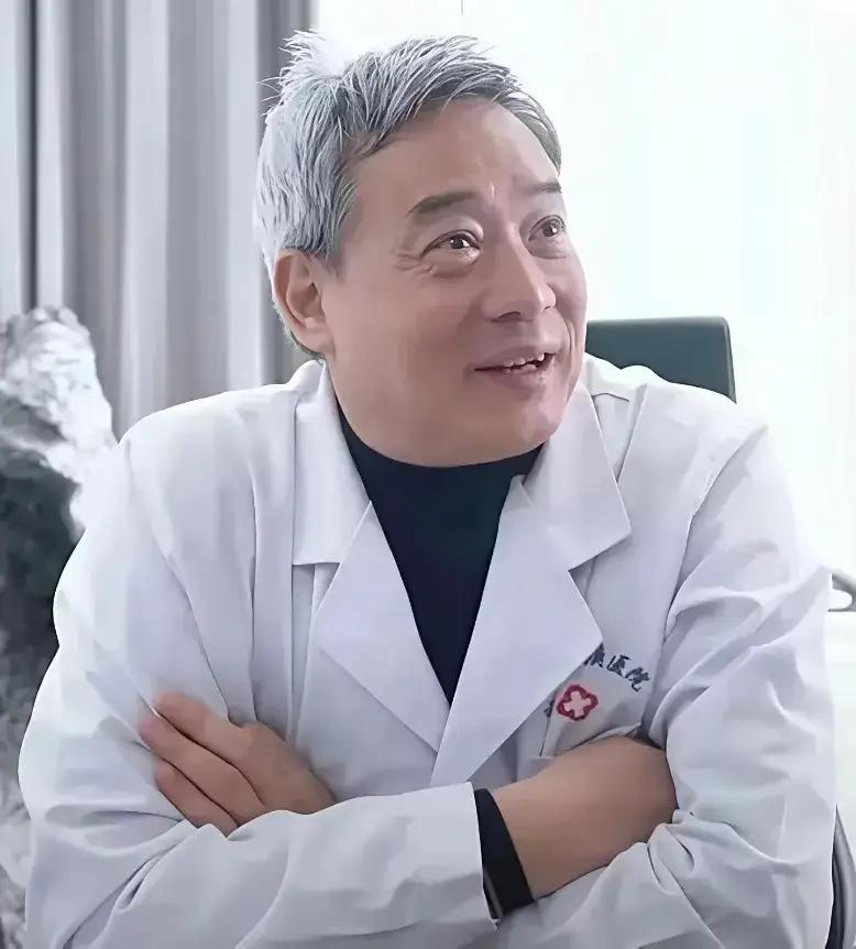 河南icon医生宋兆普icon免费到孤儿院看病，可没想到竟发现8成孩子的肚皮比纸