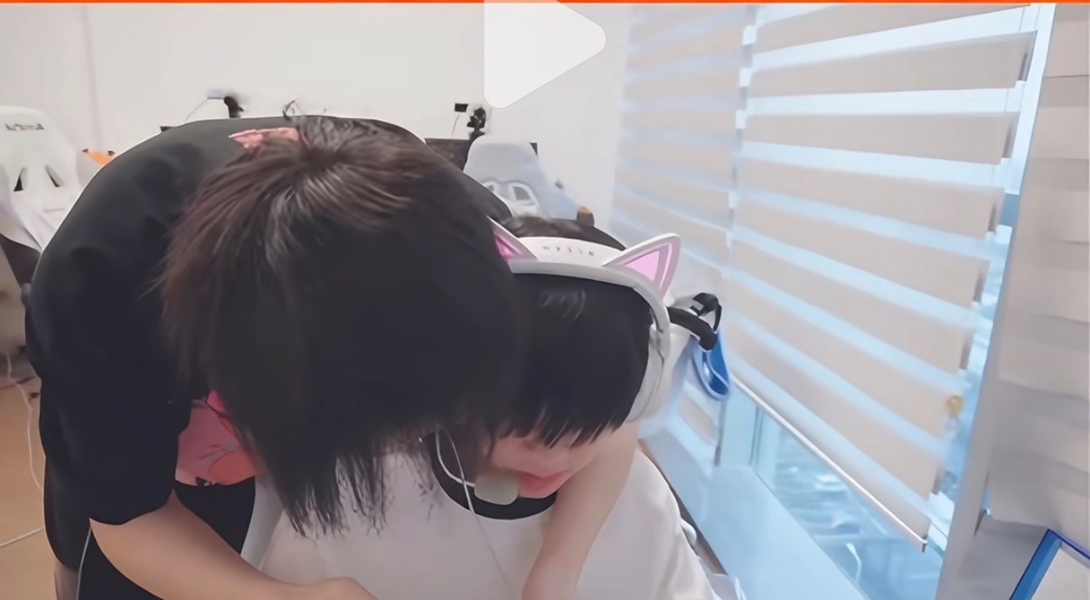 您们有点暧昧了。 