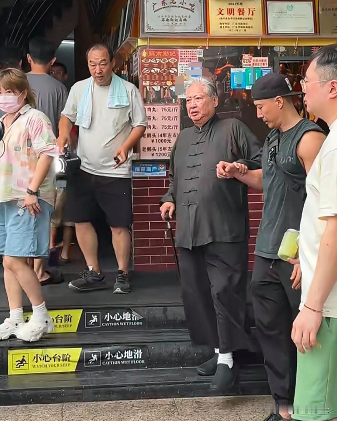 75岁洪金宝和三儿子洪天照在汕头吃鹅肉饭，他看起来十分苍老，走路都不稳，需要儿子