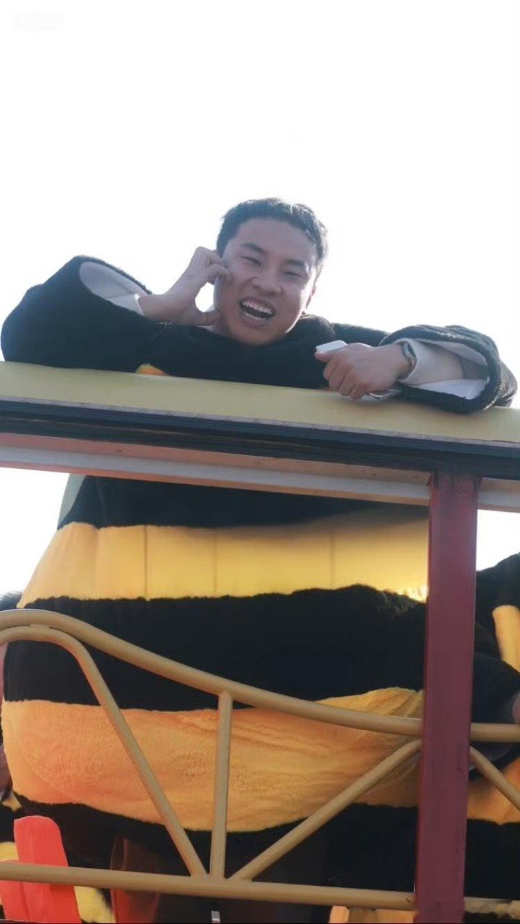 周五晚高疯的鱼眼镜头已经nextlevel了 群星蜜蜂服抽疯合照，鱼眼镜头太绝，