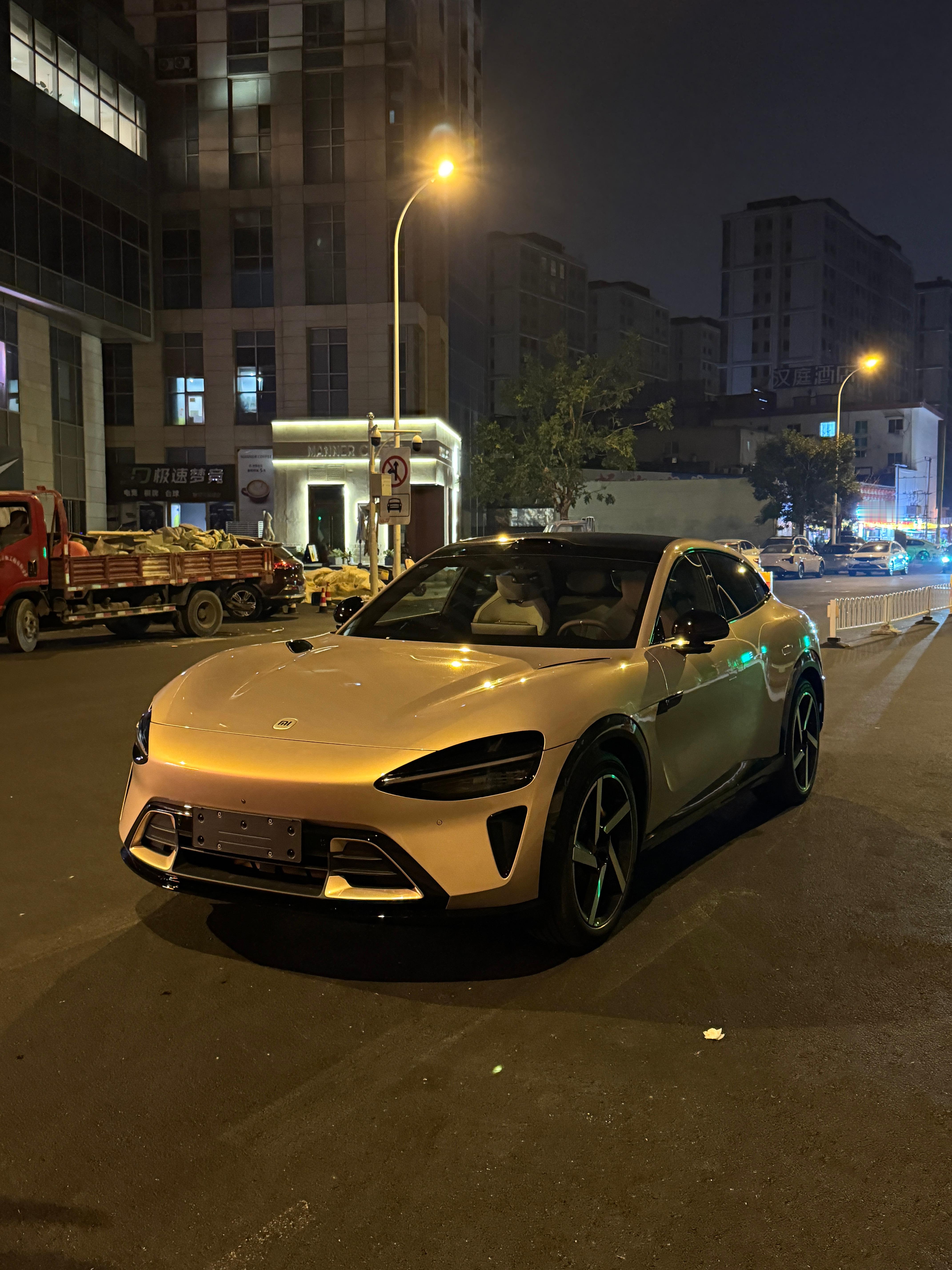 深夜偶遇YU7流金粉，很好看啊全民拍车小米yu7﻿  ​​​