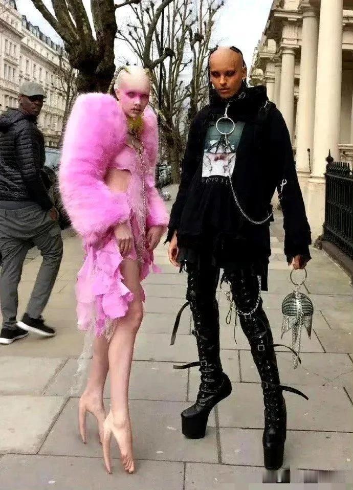 那些穿着奇装异服的人，非但不时髦，反倒有些病态之感呢。妖魔鬼怪仿佛都出来肆意横行