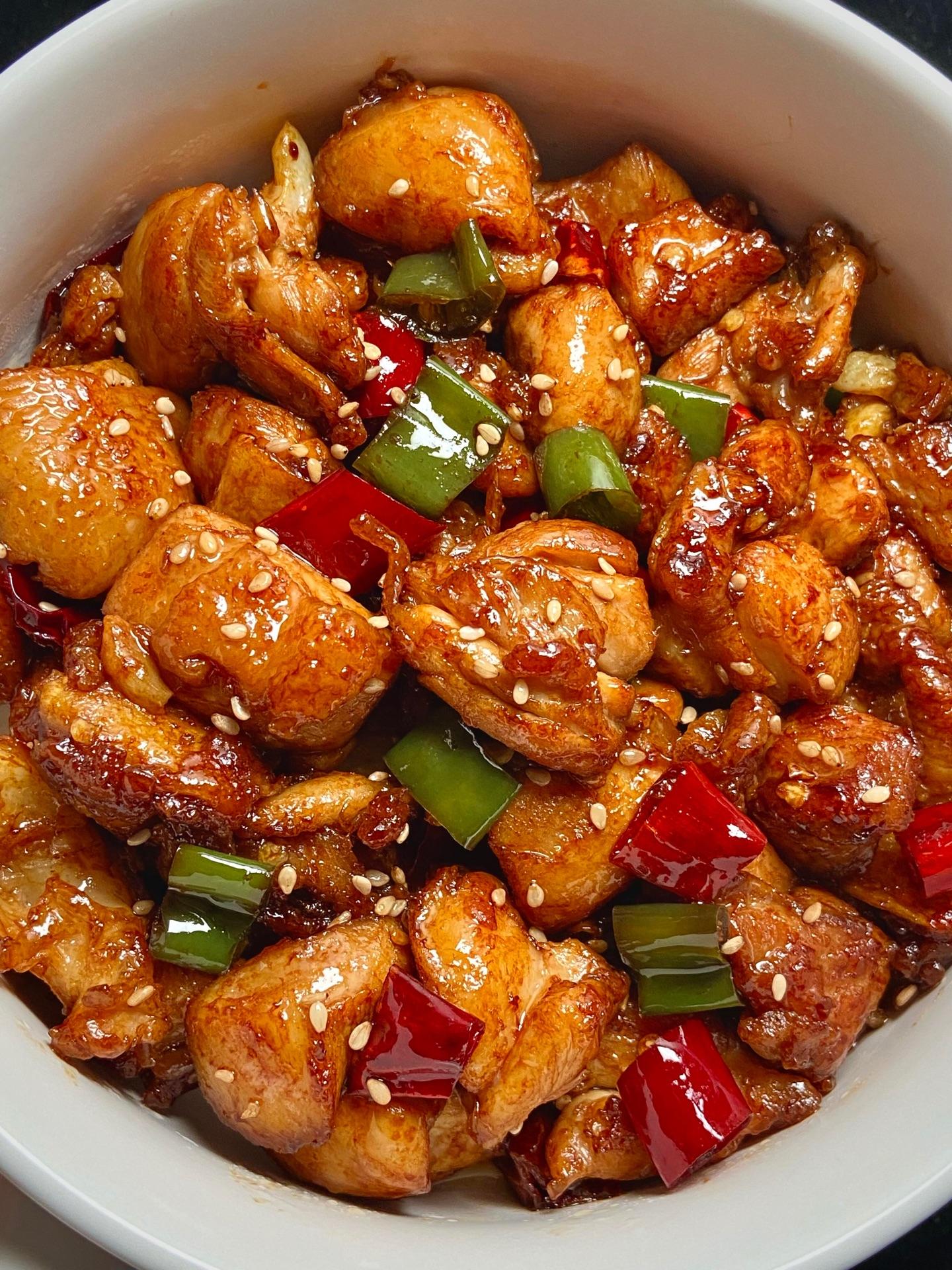这个双椒炒鸡腿真的绝了。还没出锅 整个屋都飘满香味，，真的泰好吃了，鲜...