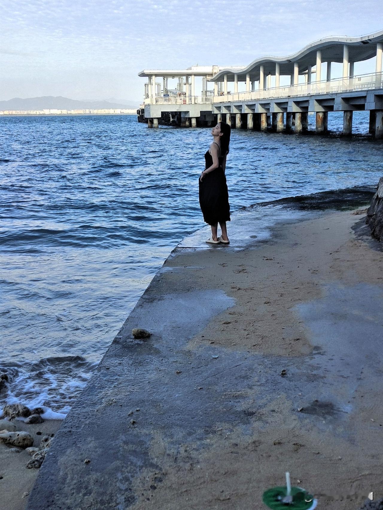 上联：山高风作伴
下联：海阔浪为邻

图片来源于作者拍摄
图片来源于作者拍摄