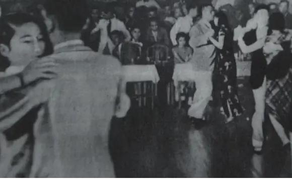 “1937年左右，大上海第一交际花‘上海舞后’李丽，开始陪睡名日本军官就寝，以身