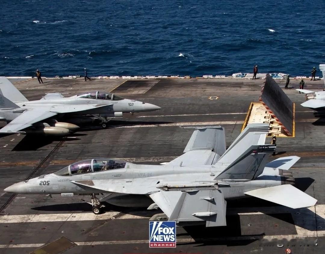 10月26日美军尼米兹号航空母舰的F/A-18超级大黄蜂战斗机和Hawk直升机在