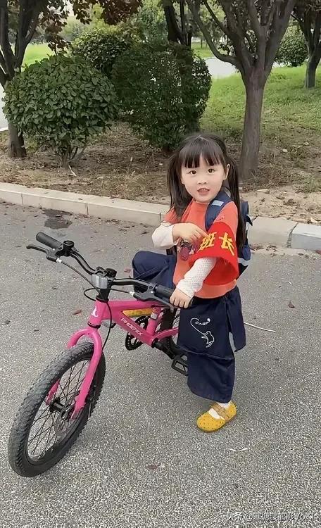 今天傍晚孩子妈妈对我说，你家祖坟冒青烟了，这才开学十几天，咱刚上一年级女儿就混了