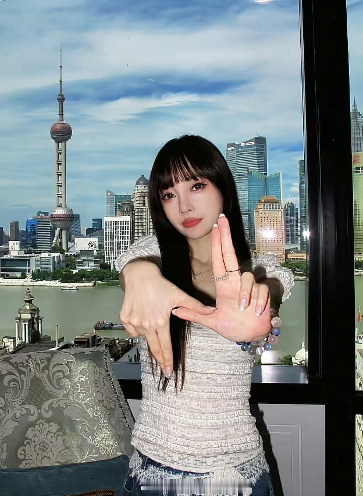 李小璐比了“以下犯上”手势，她真的好喜欢rapper 
