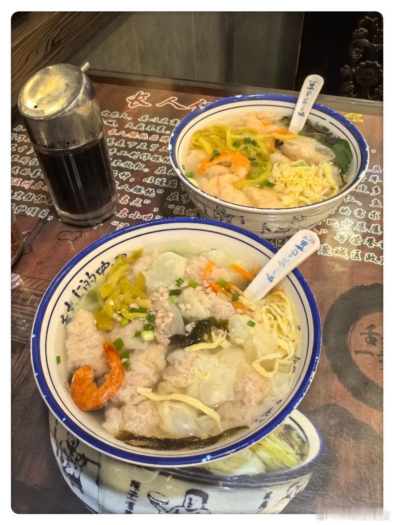 三年前吃过的温州长人馄饨铺今年成米其林餐厅了，门口人山人海找个座位都困难。墙上挂