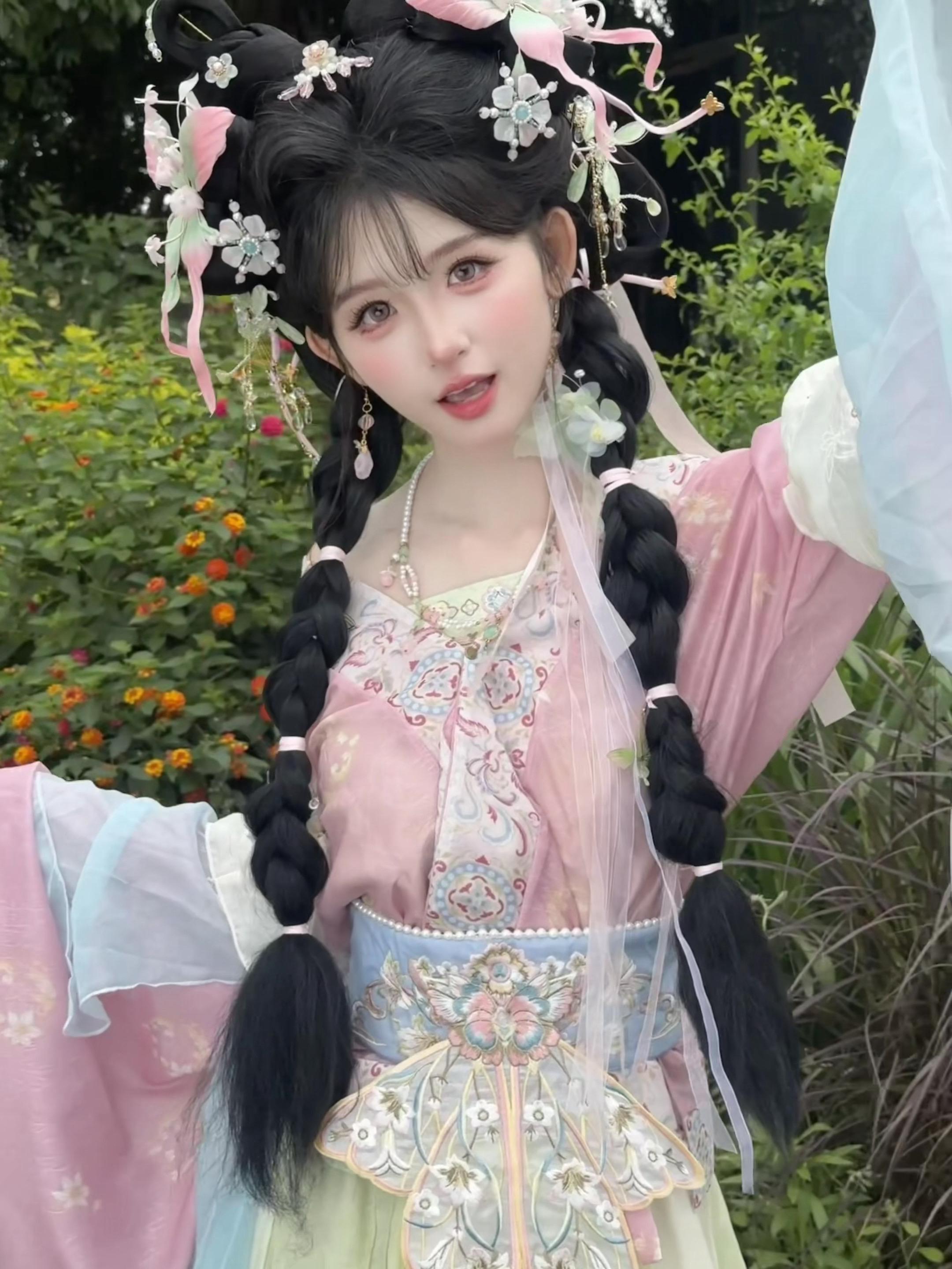 再次被汉服美到了！！ 这不是妥妥的蝴蝶妹妹嘛