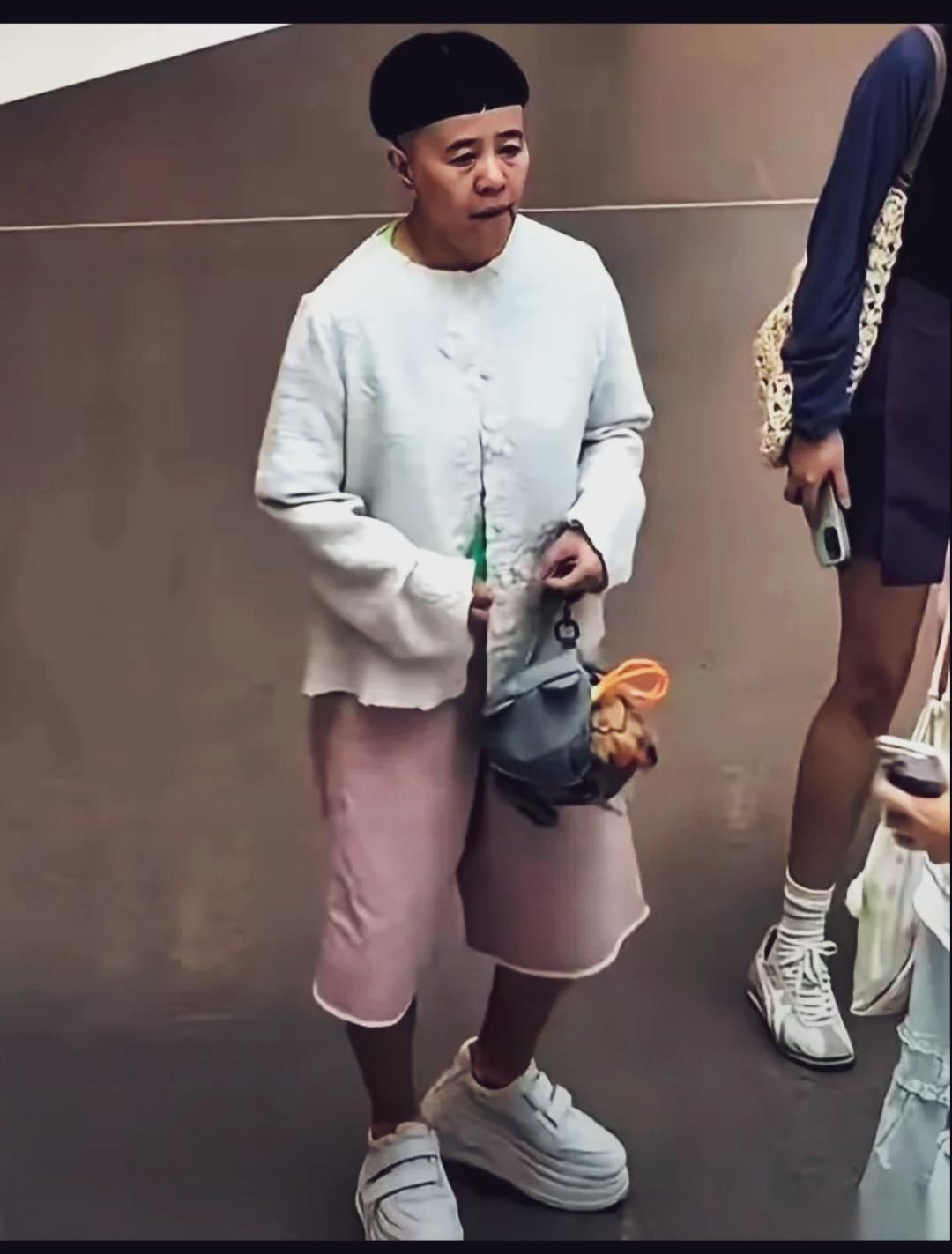 这身打扮如果不说还以为是马戏团演员呢！认出是谁了吗？