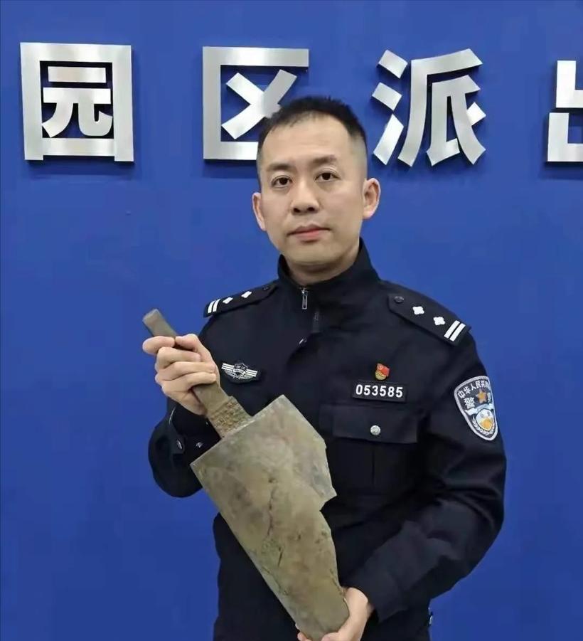 重大发现！一对以收废品为生的老夫妻在河道边拾荒时，发现一个长满绿锈、刻有古朴花纹