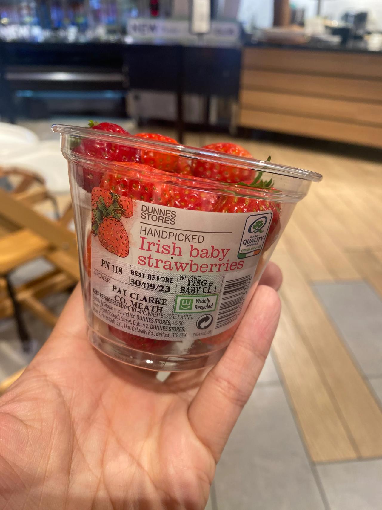 这杯草莓 3 欧元！