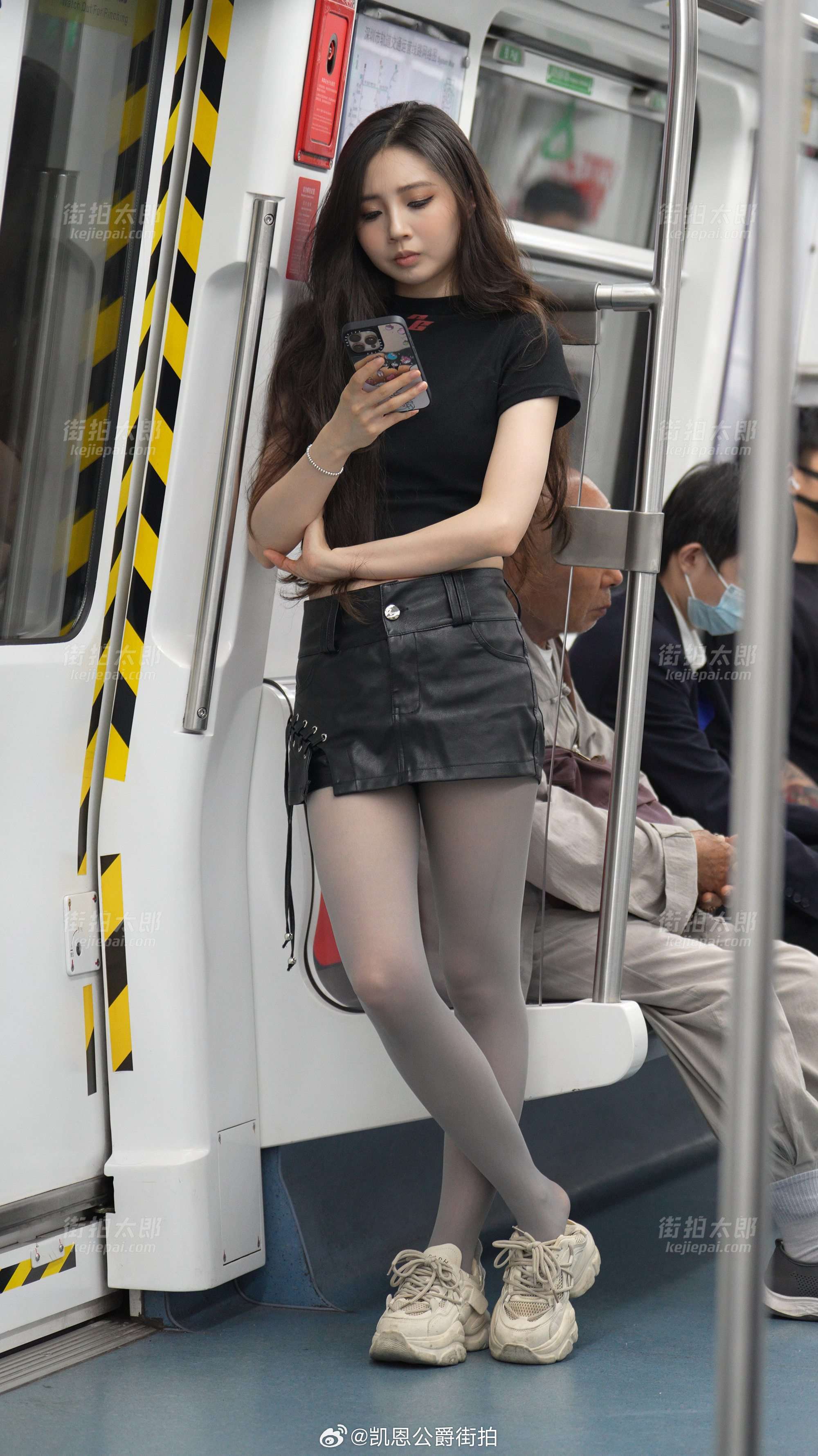 地铁上的时尚单品大赏，谁说丝袜不能搭配短裙？👗✨ ​​​