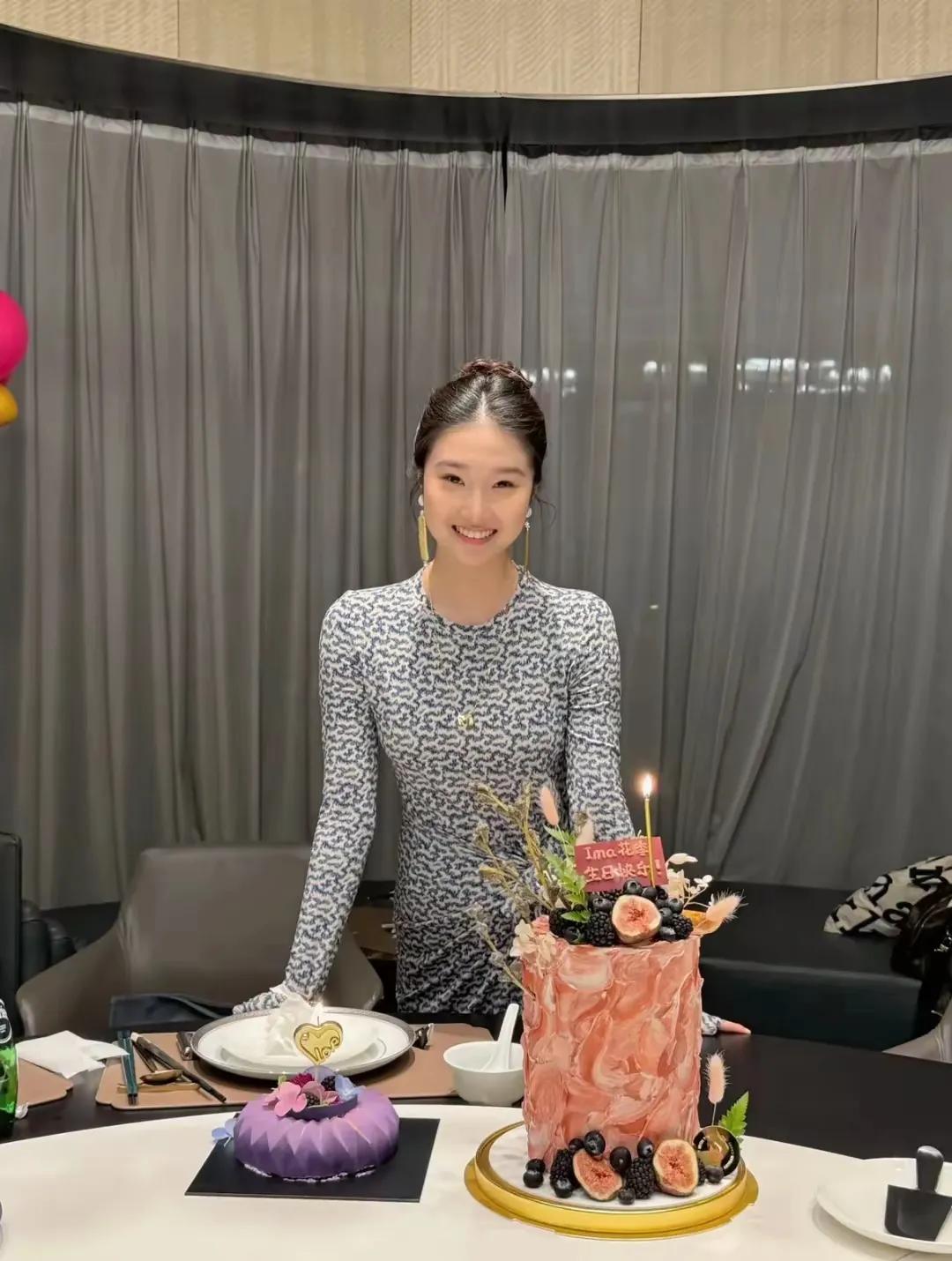 文章和马伊琍的女儿文爱马（文君竹）晒照，庆祝自己的16岁生日，时间过得真快啊！