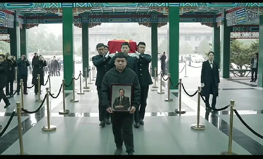 今天正式和杨振宁先生的遗体告别了，他的儿子手持父亲遗像，艰难的迈着步伐，满脸的悲