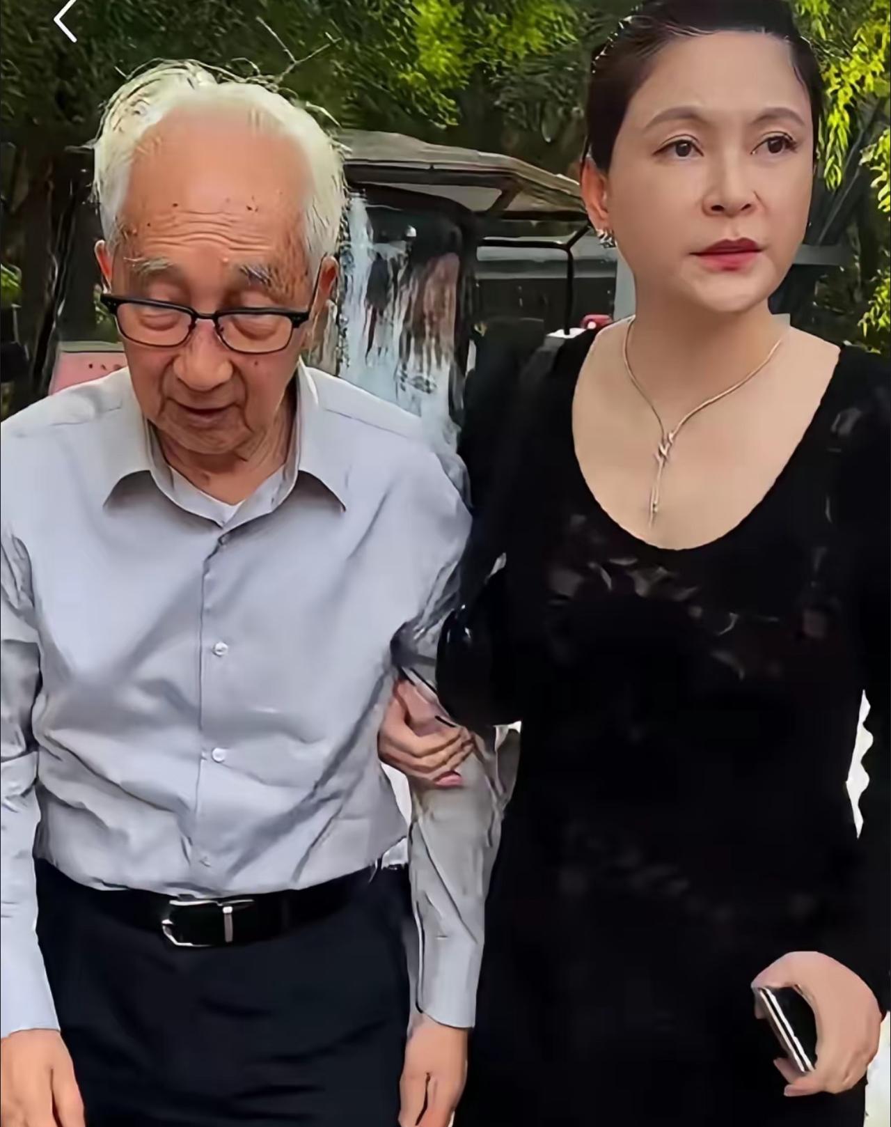 这两人并不是父女，而是如假包换的夫妻，。

这位白发苍苍的爷爷名叫靳尚谊，今年9