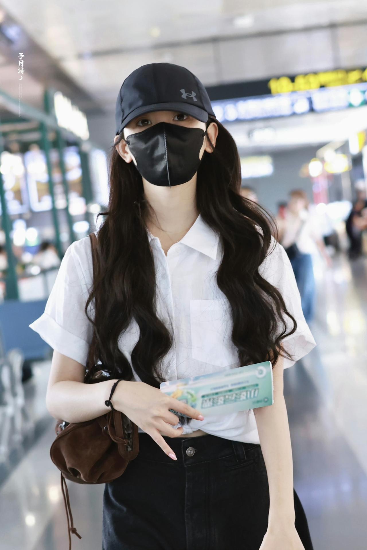 杨超越机场私服✨大波浪卷发配棒球帽，松弛感穿搭太好看