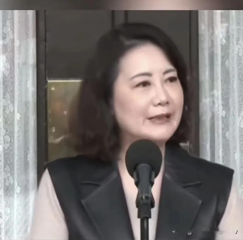 个人认为这位吴小姐的美貌是天花板级的，白白胖胖的脸上窄下宽有唐贵妃之美；讲起话来