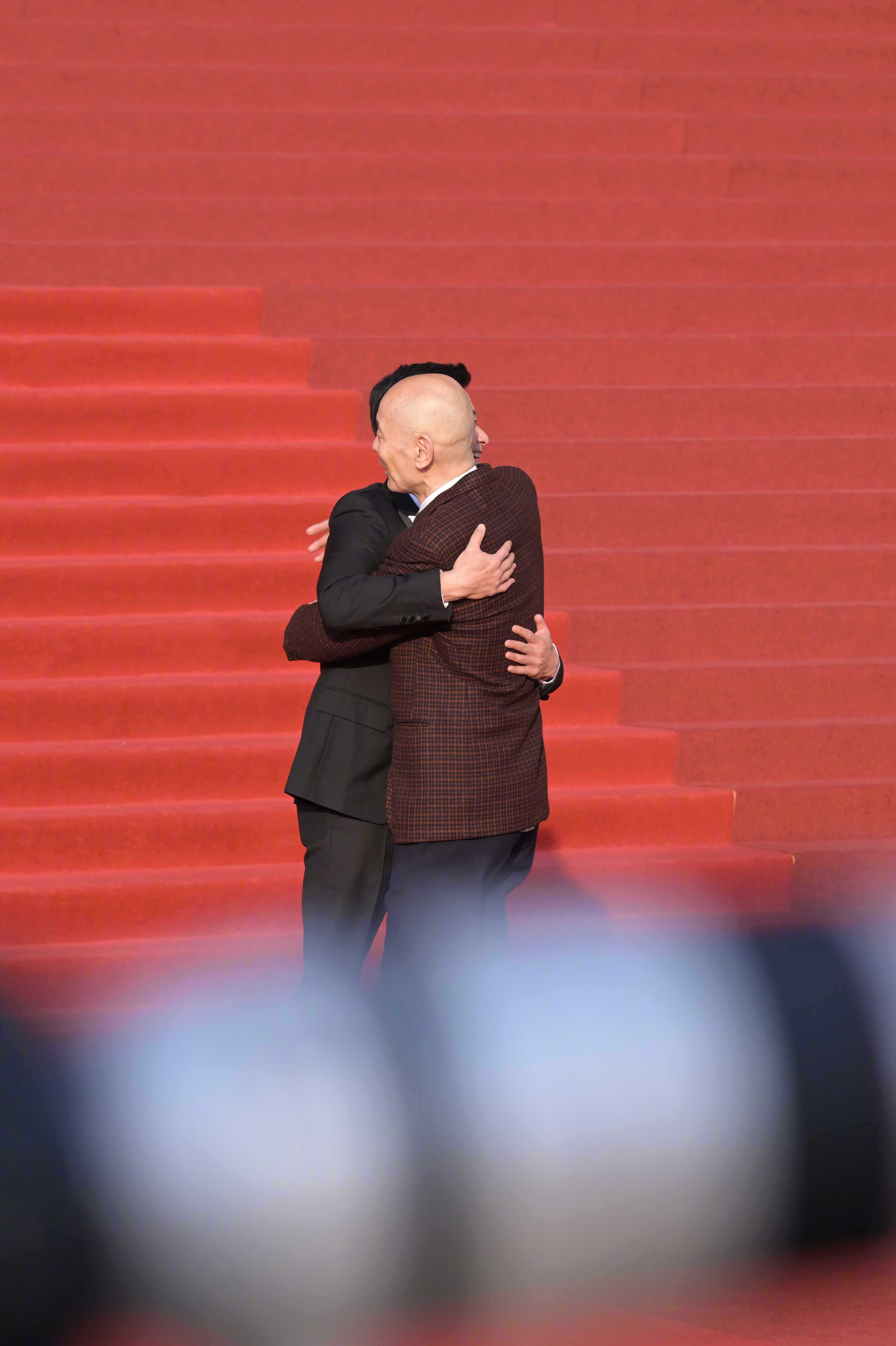 吴京热情拥抱葛优前后脚走红毯的吴京和葛优在CMG中国电影盛典红毯 上忍不住拥抱、