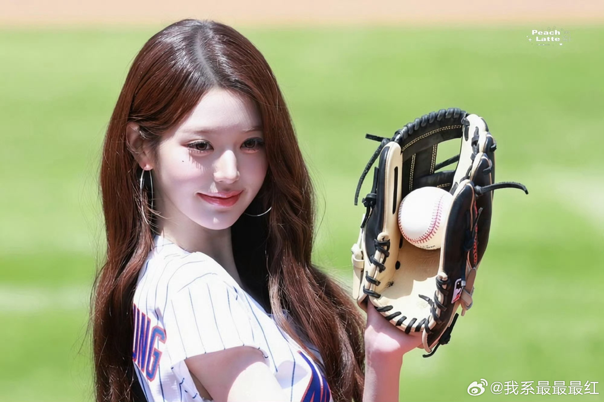 张元英为mlb开球真的被张元英这组球场生图美晕了！头身比真的太优越了，阳光下氛围