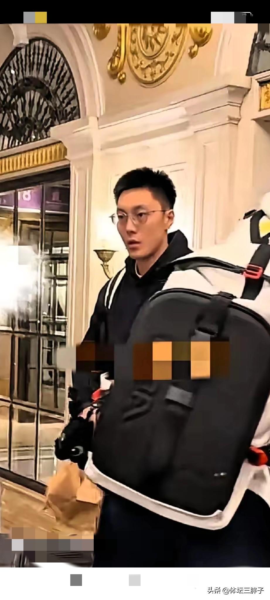 杜峰也确实应该交出主教练的教鞭了。昨天广东男篮球员一众到达上海，入住酒店，唯独不