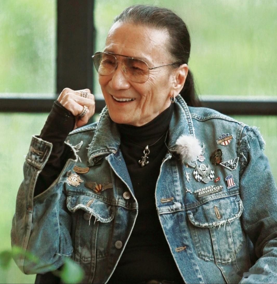 太突然了，就在今天四哥谢贤走了，89岁的他70年的演艺生涯，她给我们带来了精彩的