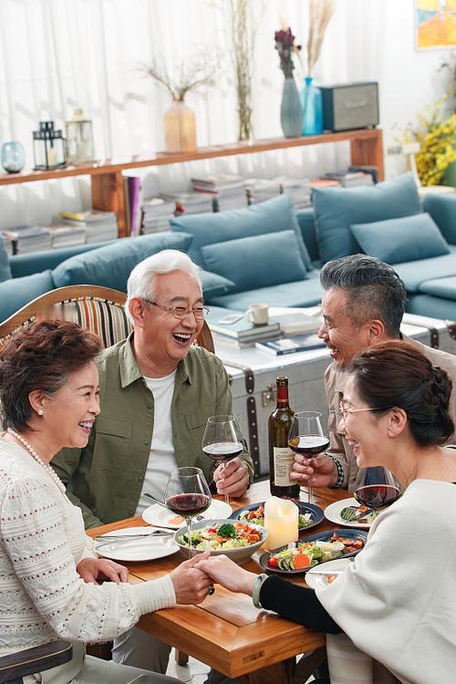 人无千日好，花无百日红。
人与人之间的关系也是一样的，尤其是当今时代，朋友间关系